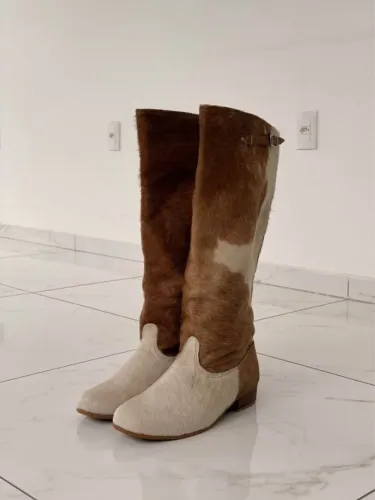 Par de botas em couro legítimo