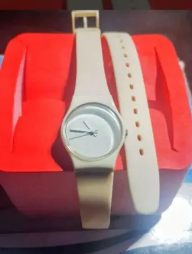 relógio Swatch off-white de borracha possui uma pulseira de duas voltas.  LEIA O ANÚNCIO 
