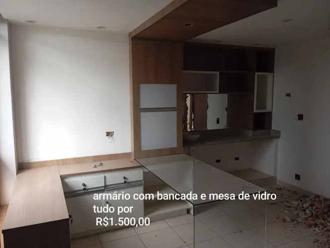 Armário com bancada e tampo de vidro 