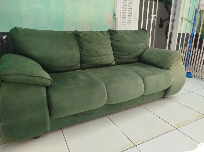 Sofá de 3 lugares em camurça verde
