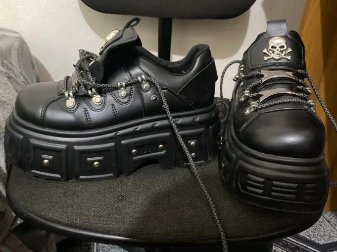 Coturno Preto Tratorado com Caveira e Detalhes Metálicos - Estilo Rock/Gótico (Nova)