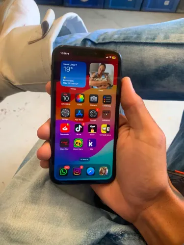 iPhone XR com detalhe na tampa traseira