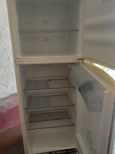 Geladeira boa funciona certinho 