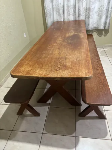 Vendo mesa com dois bancos de madeira rústica angelin medindo 2,50 metros