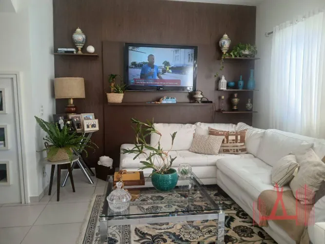 Sobrado em Condomínio Fechado à Venda com 3 dormitórios, 2 vagas de garagem, com 86 m² - J