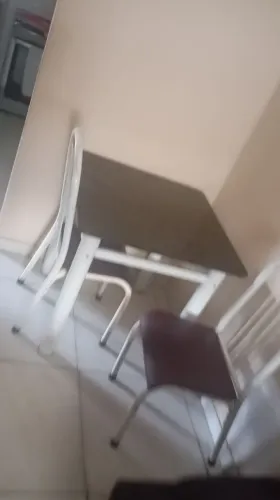 Vendo mesa usada 4 cadeiras precisando pintar por 250 reais