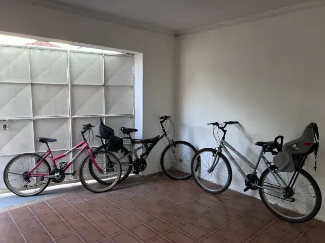 Vendo bicicletas aros 26 e 24 com cadeirinha infantil
