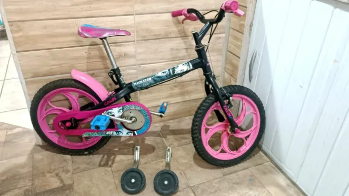 Bicicleta infantil Caloi Monster High aro 16 com rodinhas