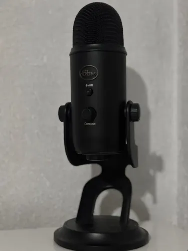 Microfone Blue Yeti Blackout + Braço Articulado e Acessórios