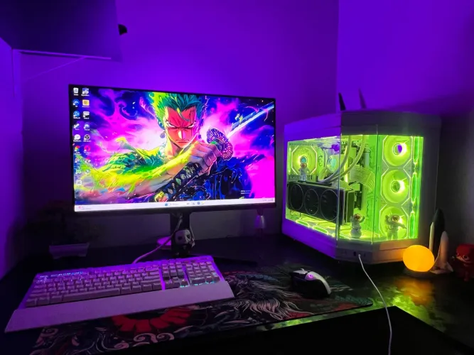 PC Gamer White Premium | Ryzen 7 9700X | RX 6900 XT 16GB | 32GB DDR5 | Monitor AOC Hero 27