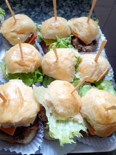 Mini hambúrguer para festa