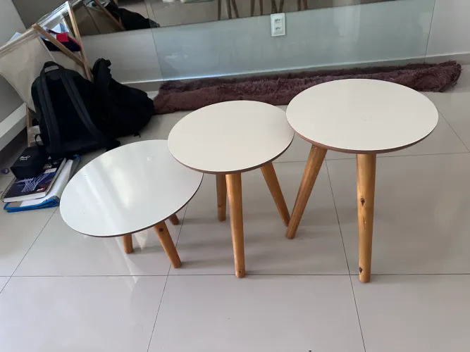 Conjunto de mesas de apoio