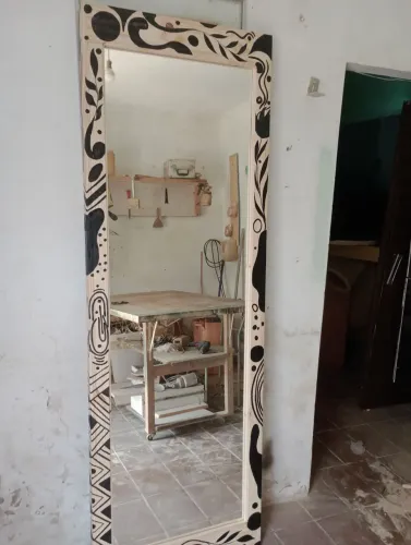 Espelho com moldura estilizada