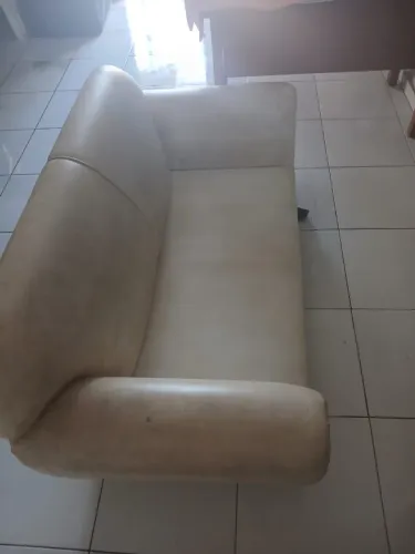 SOFÁ DE COURO SINTÉTICO BEGE/CREME - 5 LUGARES (2 + 3) - PRECISA DE LIMPEZA - R$ 300,00