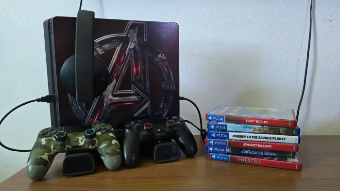 PlayStation 4 Slim 1TB + 2 Controles + 6 Jogos - Completo!