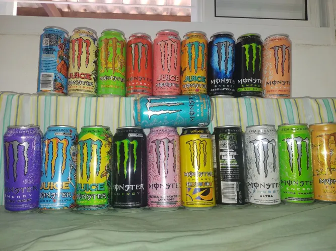 Coleção de latas vazias : Monster, Fanta, Coca-Cola entre outros 
