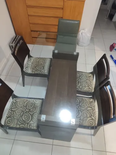Mesa de Jantar com vidro com 7 cadeiras 