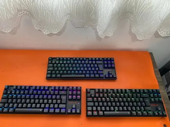 lote com 3 teclados Teclado Sem Fio Mecânico Gamer Redragon Kumara Pro, RGB, Wireless 