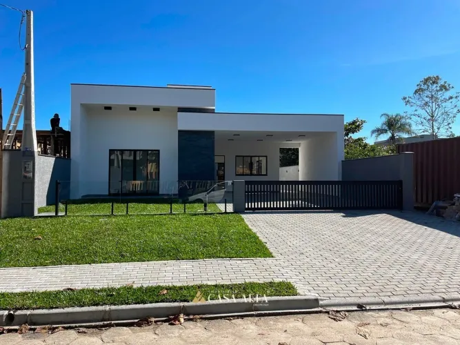 Casa a venda proxima ao mar no Balneario Atami