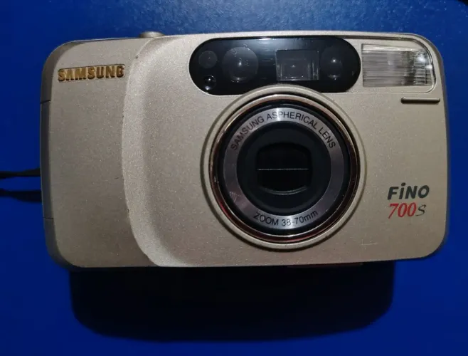 Câmera fotográfica analógica Samsung Fino 700S na cor prata.