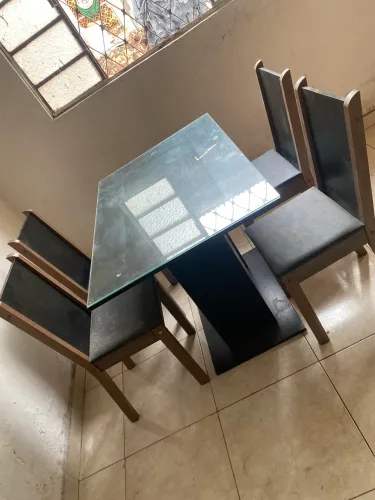 Vendo mesa 4 cadeiras com vidro