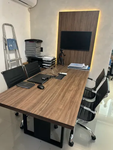 Vendo Mesa com 4 cadeiras e painel para Tc