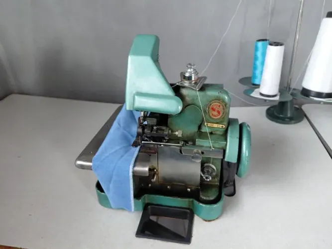 Máquina Overlock Industrial GN1-113 Funcionando Ideal para Costura e Confecção