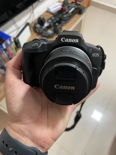 Camera Canon EOS R100