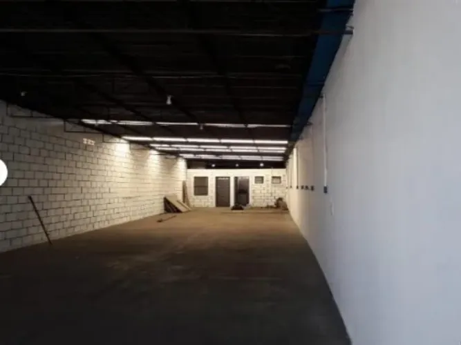 Barracão comercial à venda no bairro Vila Santa Rita, em Sorocaba-SP.