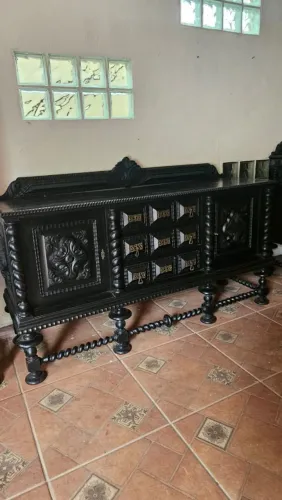 Buffet de madeira maciça antigo