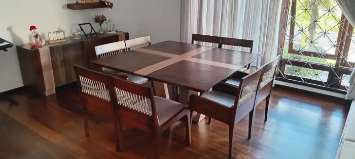Linda mesa de jantar 8 lugares em madeira maciça, acabamento rústico com detalhe laqueado