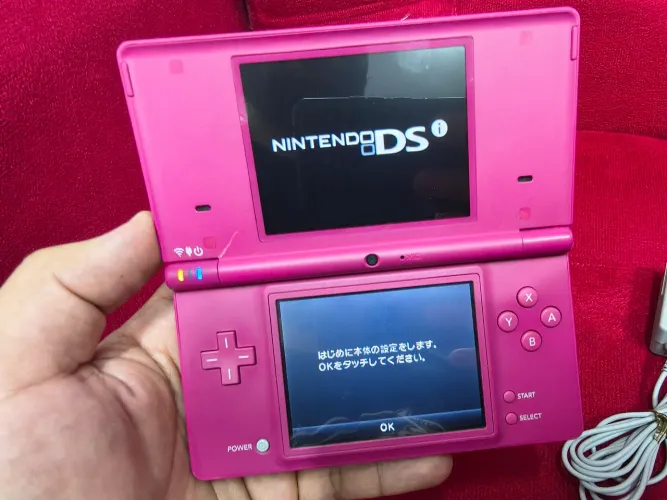 Nintendo DSi Vermelho/Rosa desbloqueado com SD lotado de jogos.