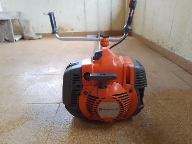 Vende-se uma roçadeira husqvarna 345FR ou troco por algum de meu interesse.