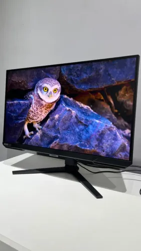 Monitor Gamer Samsung Odyssey G40, 27 Polegadas, 240Hz, Rotação 180º - Seminovo!