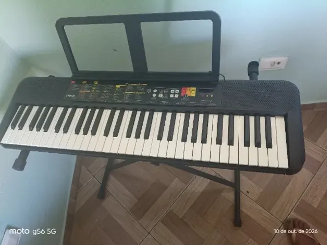 Teclado Yamaha PSR-F52 com suporte e banqueta