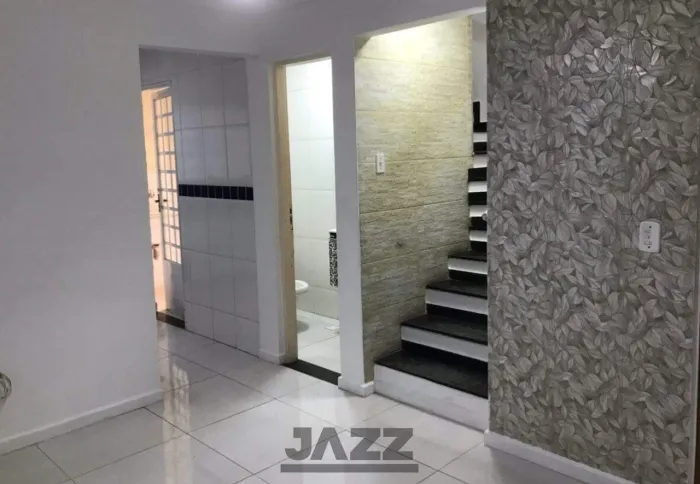 Sobrado à venda de 75m², com 2 quartos, 1 banheiro, 1 vaga de garagem e quintal, no Condom