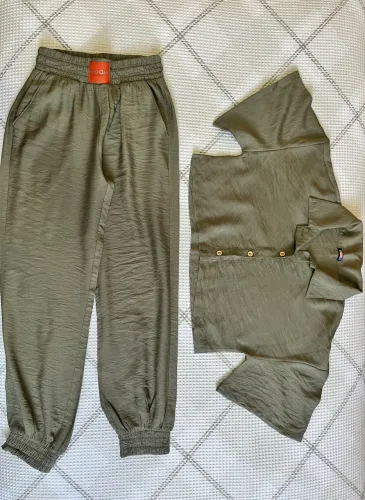 Conjunto Infantil Mylu Tam 10 Verde Oliva - Calça Jogger e Camisa Cropped