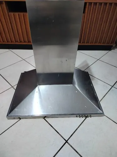 Coifa usada em ótimo estado sem avarias acompanha 2 filtros ,mede 70x 50 cmmede