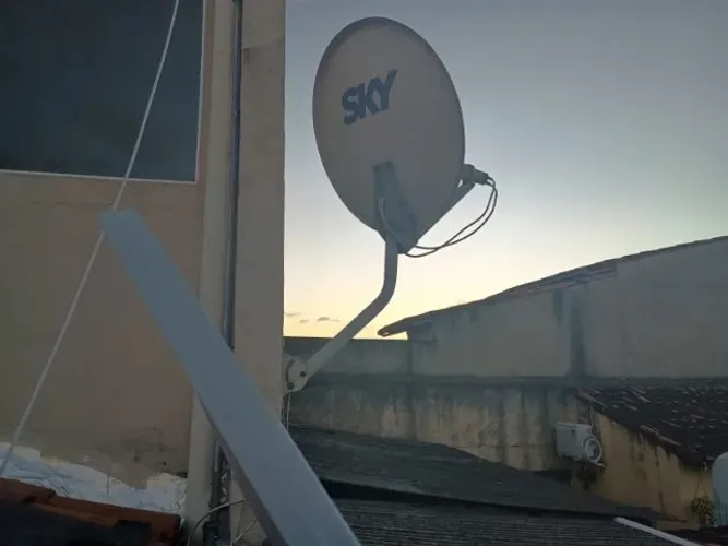 Vendo duas antenas via satélite 60 cm e 90 cm com LNB duplo com 20 mts de cabo cada