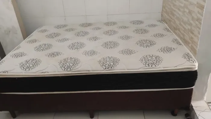 Cama Box de casaö com colchão.
