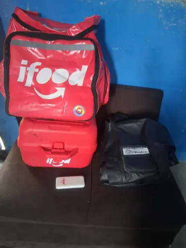 Bag, carregador, baú e capa de chuva