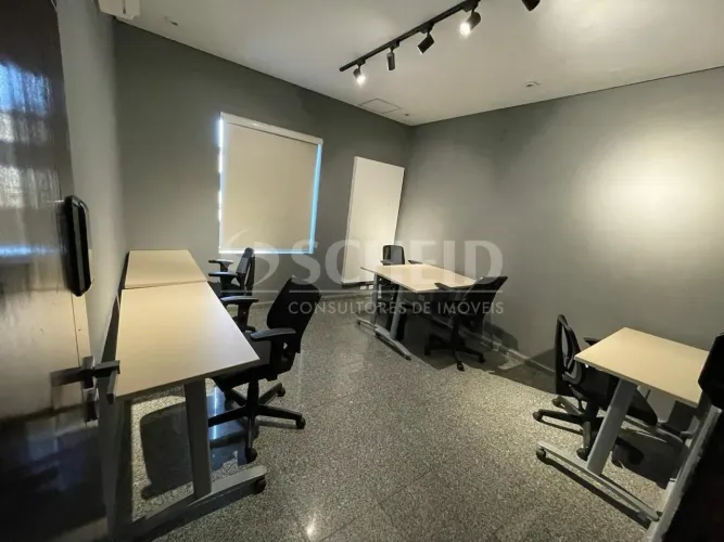 Sala comercial p/ locação, 14m², até 8 pessoas, com mesas e cadeiras, ar cond. e serviços 