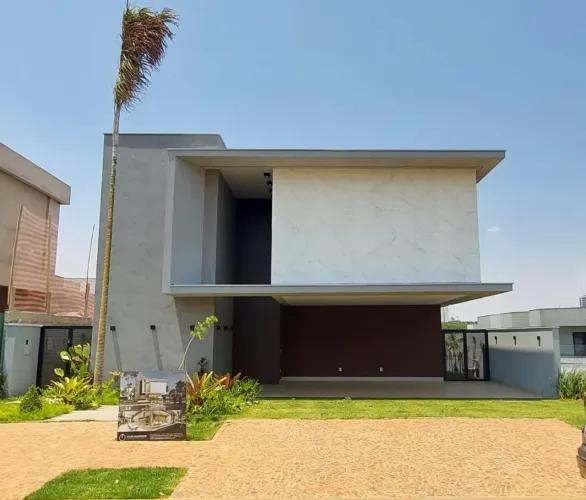 Casa (Em condomínio), com 3 quartos e 4 banheiros à Venda, 233 m² em Uberlândia/MG