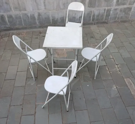 Conjunto mesa com 4 cadeiras 
