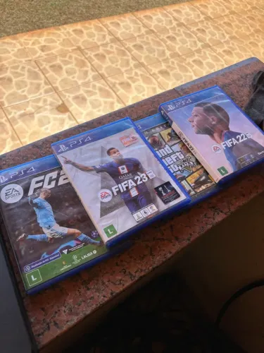 Vendo Playstation 4 Slim 1Tb 2 controles; Com 4 Jogos: GTA 5, Ea fc 24, Fifa 23, Fifa 22
