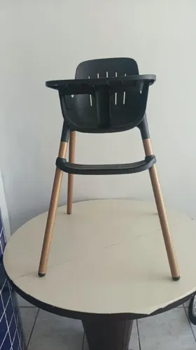 Vendo cadeira para alimentar bebês seme nova pouco uso valaor180.00