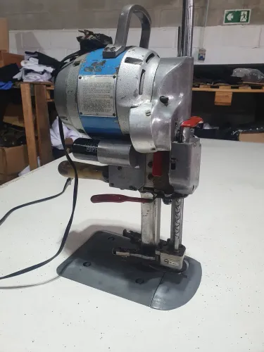 Máquina de Cortar Tecido Profissional 