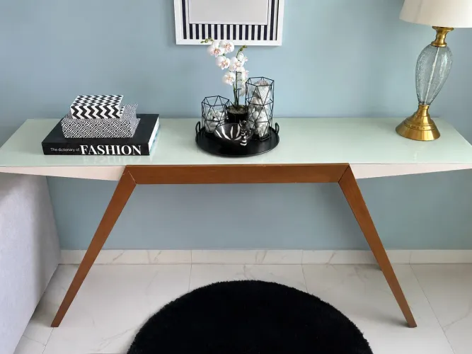 Aparador elegante e moderno - tampo de vidro + base de madeira