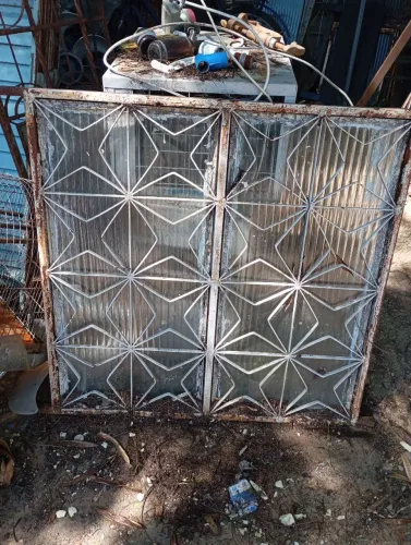 Janela de ferro com vidros