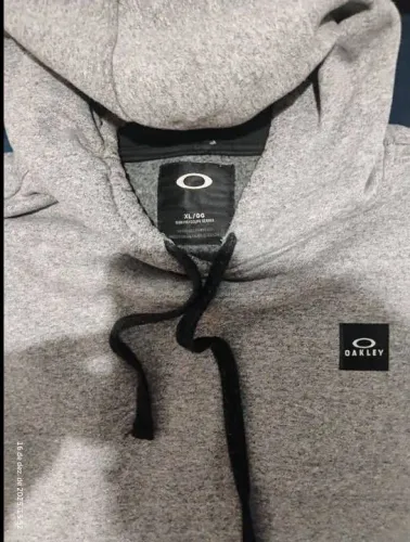 Duas Blusas de moletom, Oakley e Nicoboco